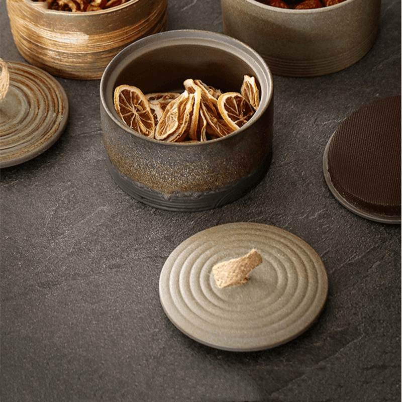 Ceramiczny Pojemnik z Pokrywką i Uchwytem z Juty w Stylu Wabi-Sabi