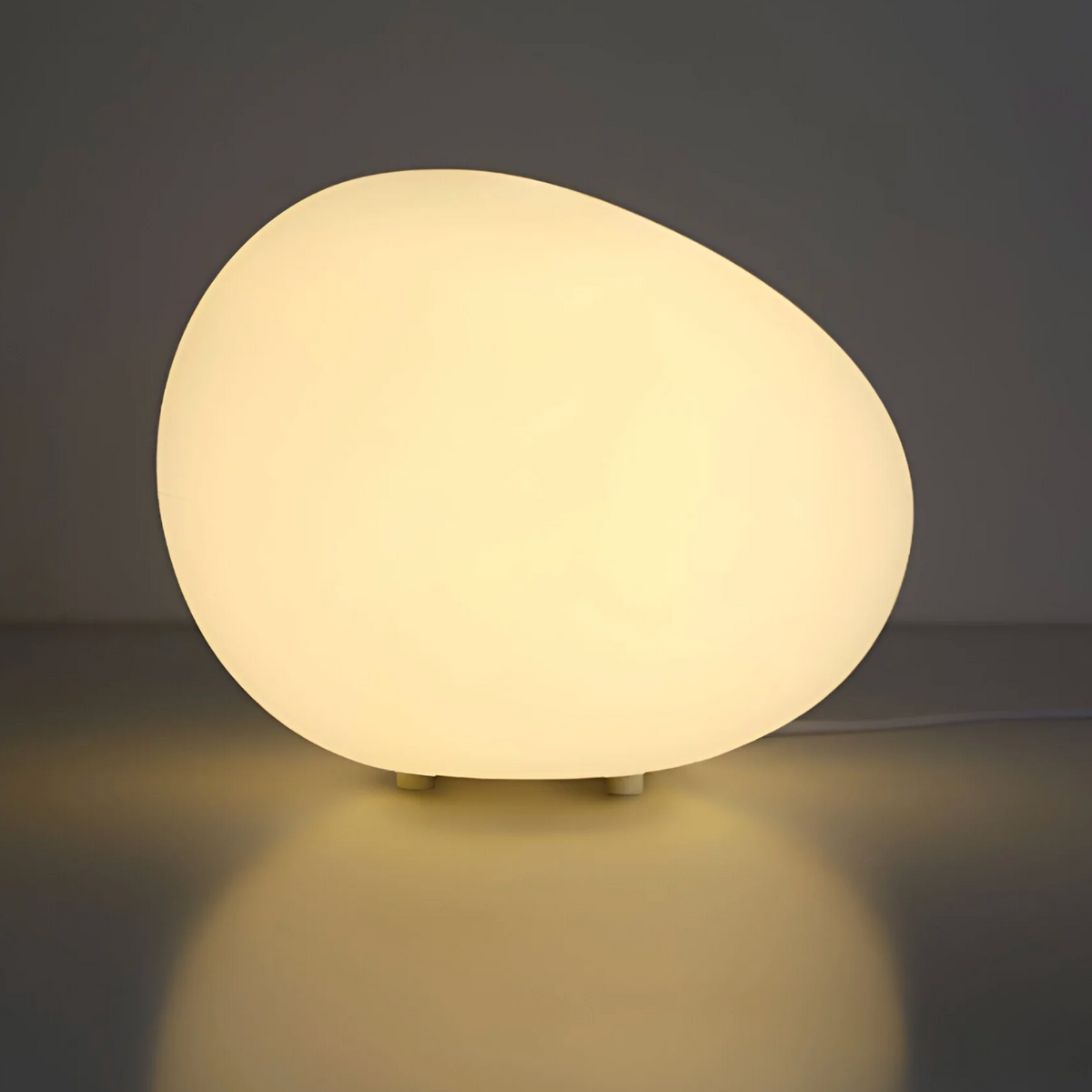 Lampa Stołowa Minimalistyczna w Kształcie Otoczaka z Mlecznego Szkła