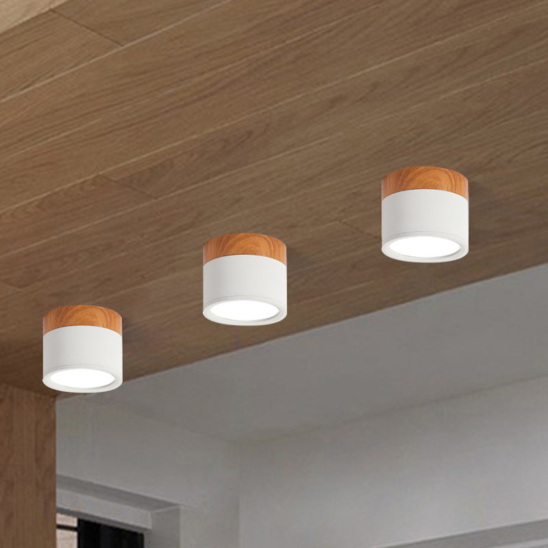 Lampa Sufitowa Skandynawska z Drewnianym Detalem i Okrągłym Kloszem
