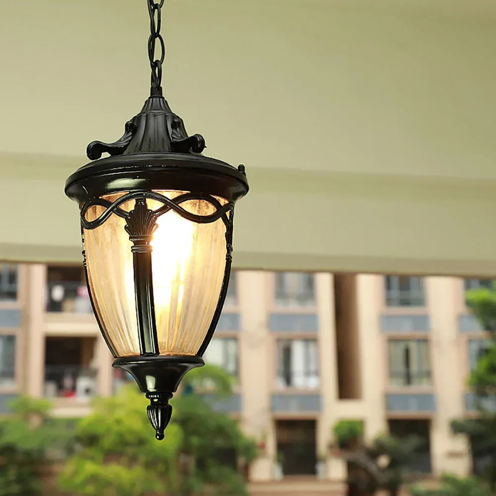 Lampa Wisząca Ogrodowa Retro z Ozdobną Metalową Oprawą i Szklanym Kloszem