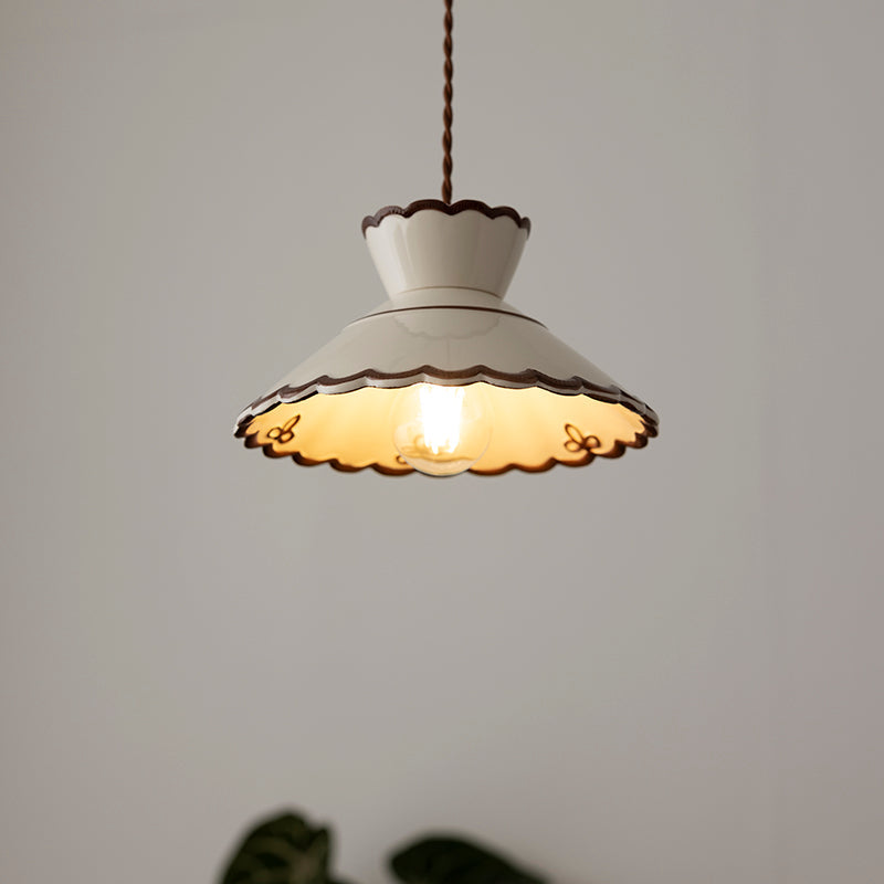 Lampa Wisząca Retro z Ceramicznym Kloszem i Falowaną Krawędzią