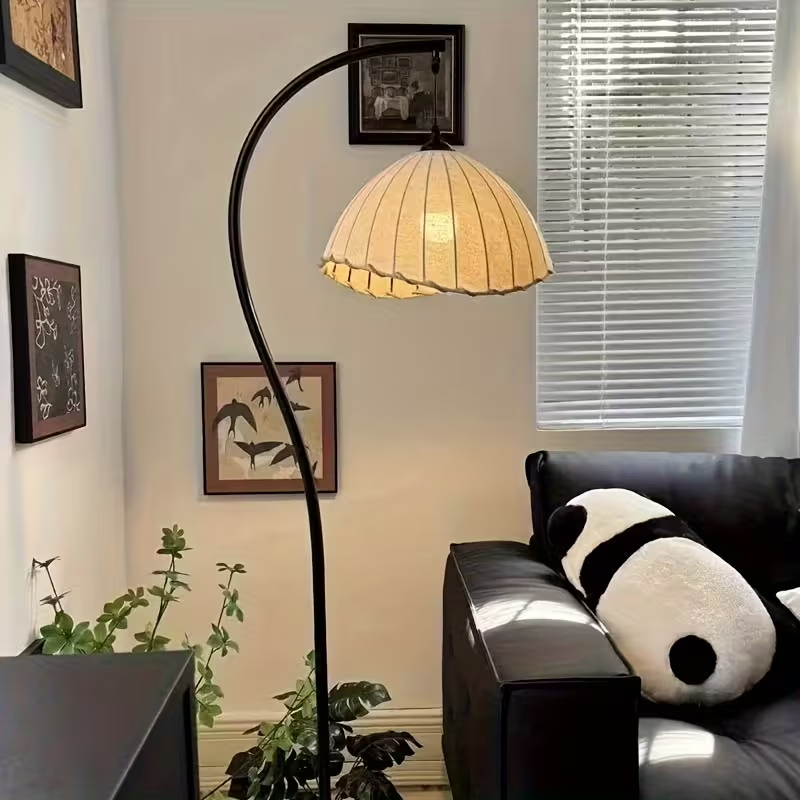 Lampa Podłogowa z Zakrzywioną Nogą