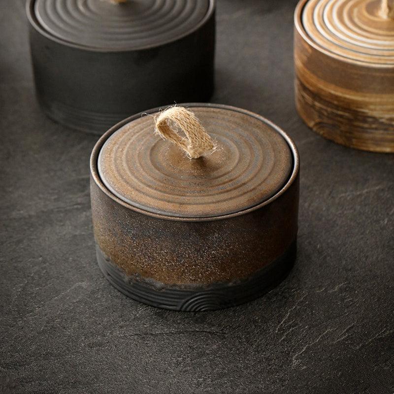 Ceramiczny Pojemnik z Pokrywką i Uchwytem z Juty w Stylu Wabi-Sabi