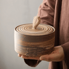 Ceramiczny Pojemnik z Pokrywką i Uchwytem z Juty w Stylu Wabi-Sabi