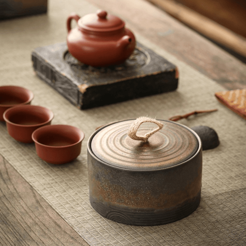 Ceramiczny Pojemnik z Pokrywką i Uchwytem z Juty w Stylu Wabi-Sabi