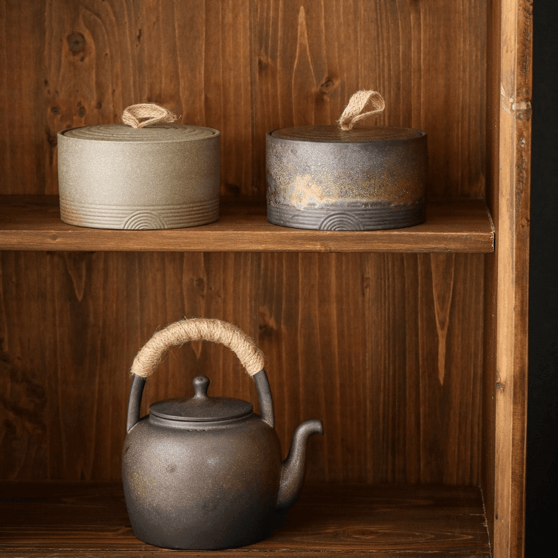 Ceramiczny Pojemnik z Pokrywką i Uchwytem z Juty w Stylu Wabi-Sabi
