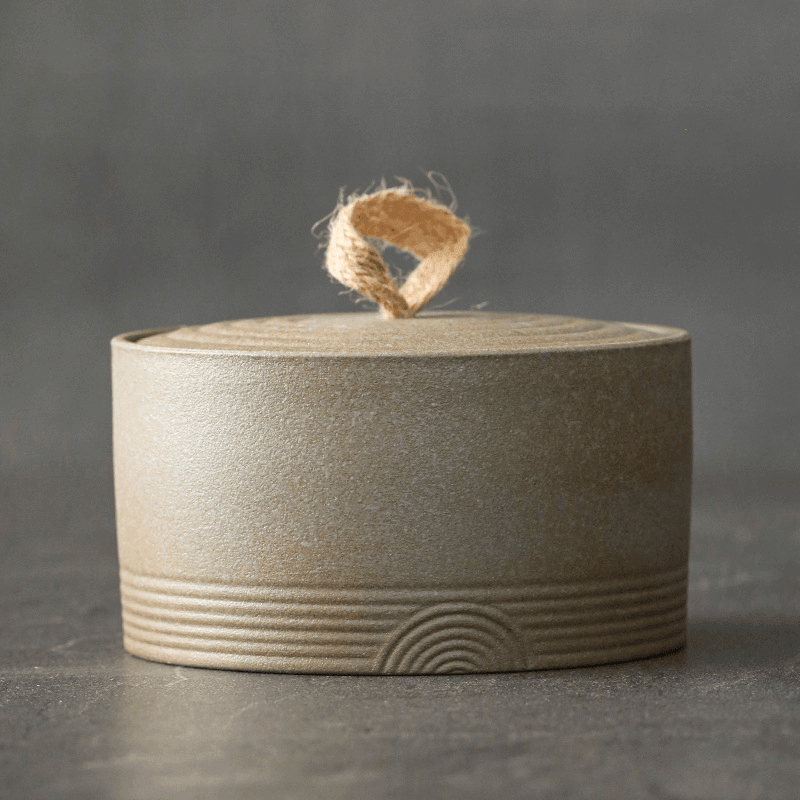 Ceramiczny Pojemnik z Pokrywką i Uchwytem z Juty w Stylu Wabi-Sabi