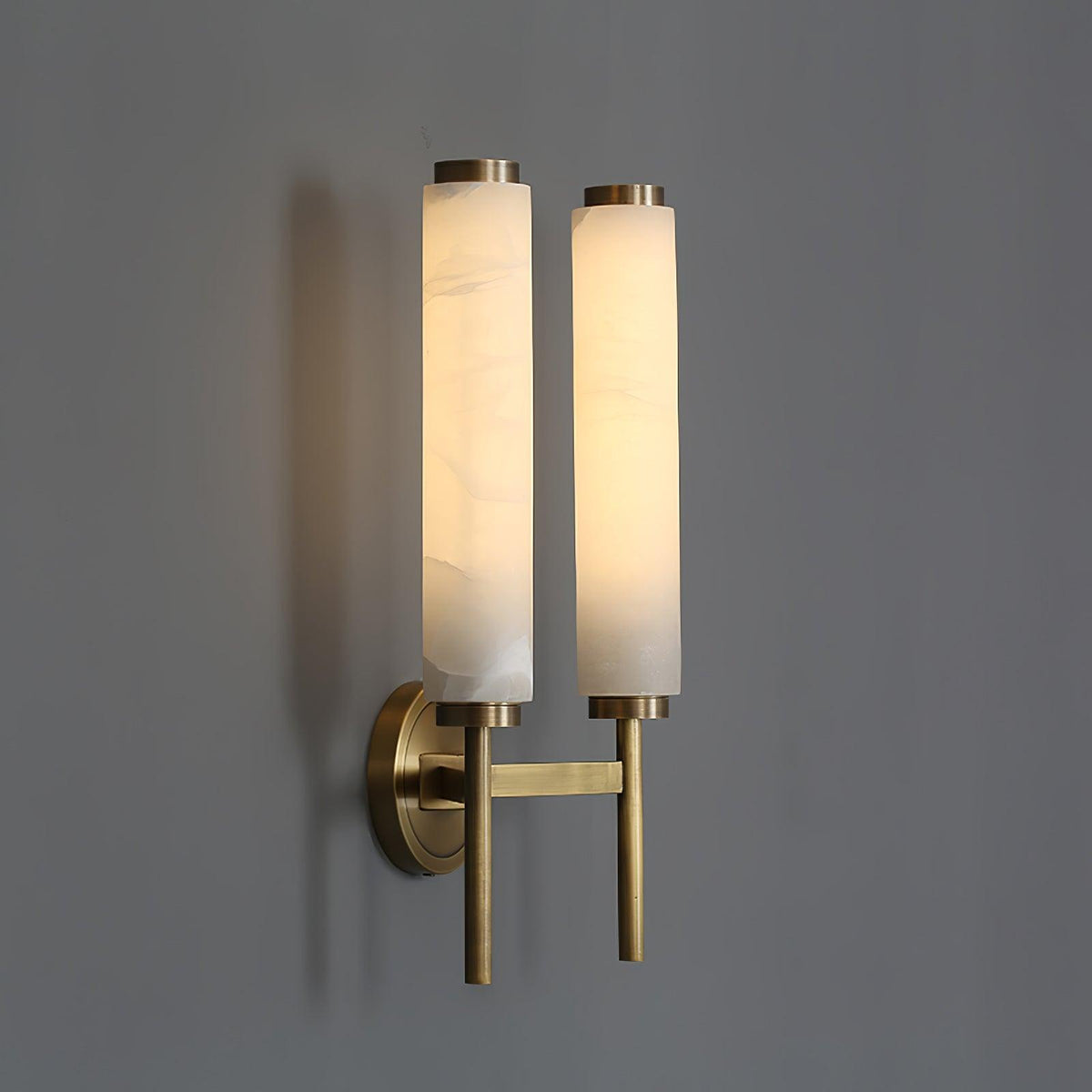 Kinkiet Art Deco z Kloszem Alabastrowym i Mosiężnym Uchwytem