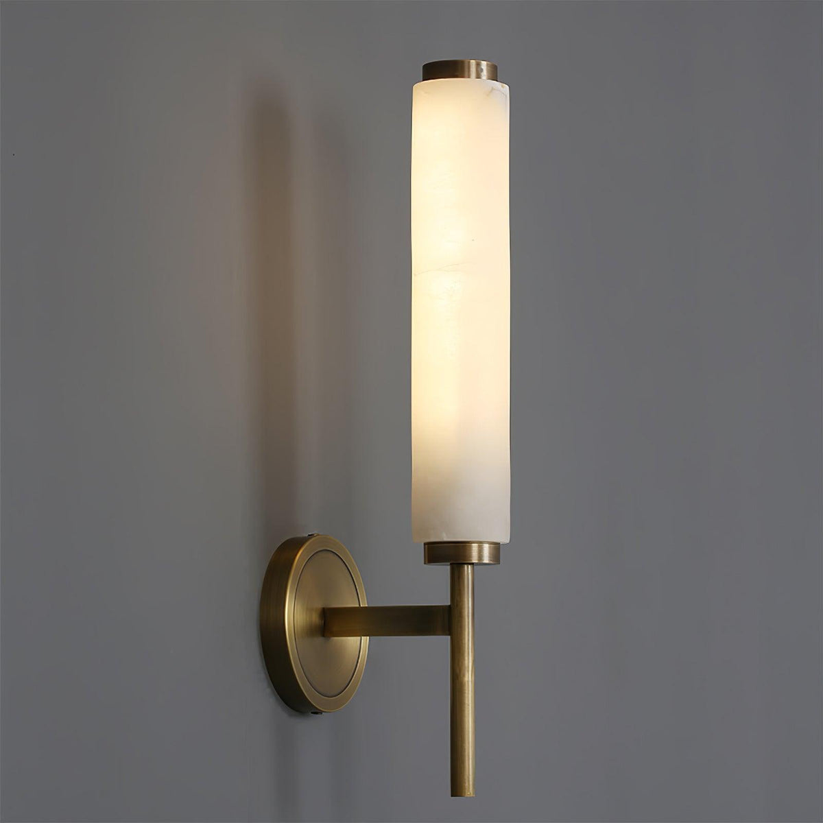 Kinkiet Art Deco z Kloszem Alabastrowym i Mosiężnym Uchwytem ##POS:16##