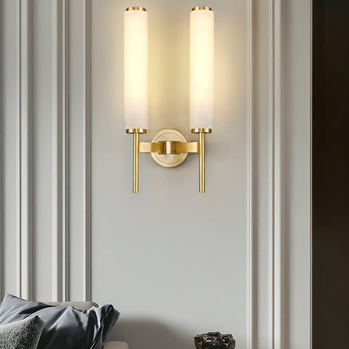 Kinkiet Art Deco z Kloszem Alabastrowym i Mosiężnym Uchwytem
