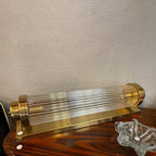 Kinkiet Art Deco z Ryflowanym Szkłem w Złotej Oprawie