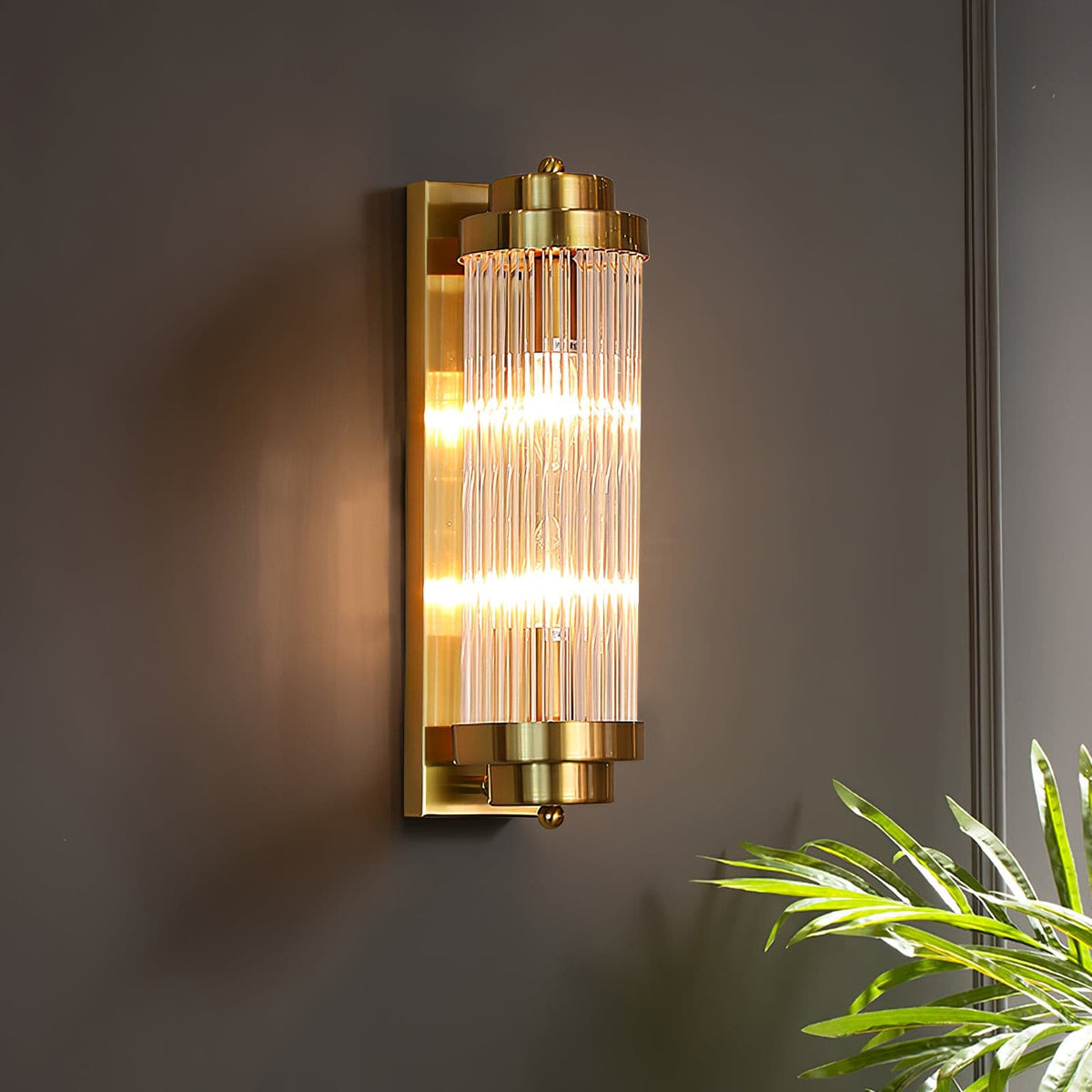 Kinkiet Art Deco z Ryflowanym Szkłem w Złotej Oprawie