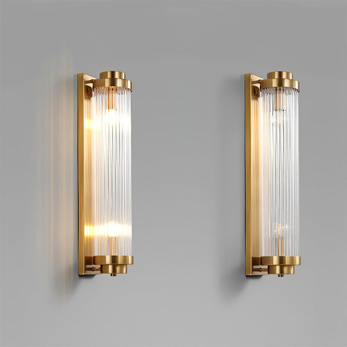Kinkiet Art Deco z Ryflowanym Szkłem w Złotej Oprawie