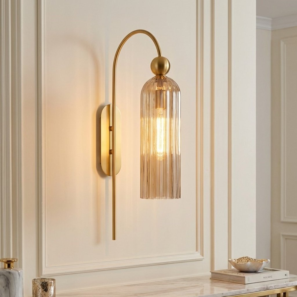 Kinkiet Art Deco z Żebrowanym Kloszem Cylindrycznym i Złotą Ramą