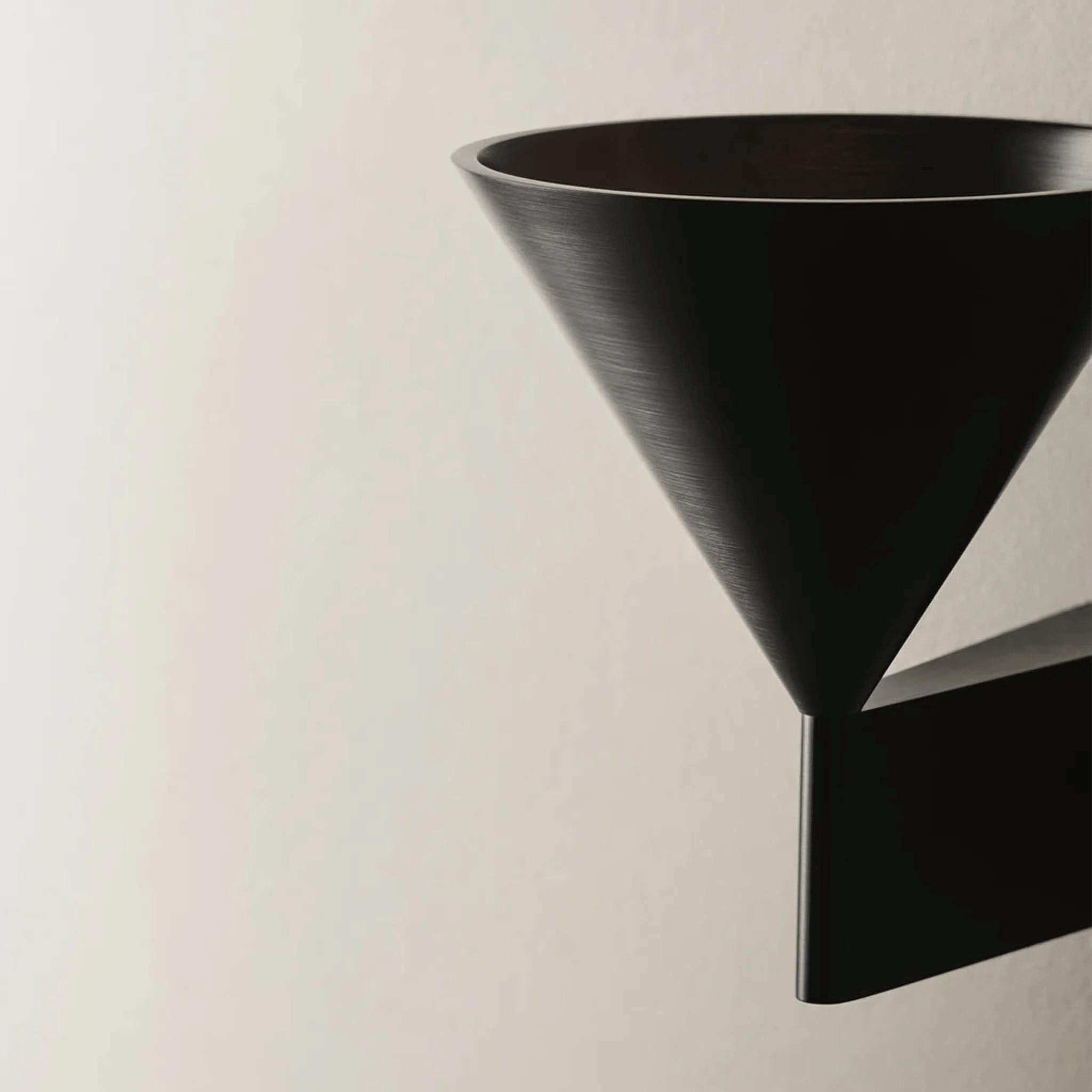 Kinkiet Minimalistyczny z Kloszem Stożkowym i Oświetleniem Góra-Dół