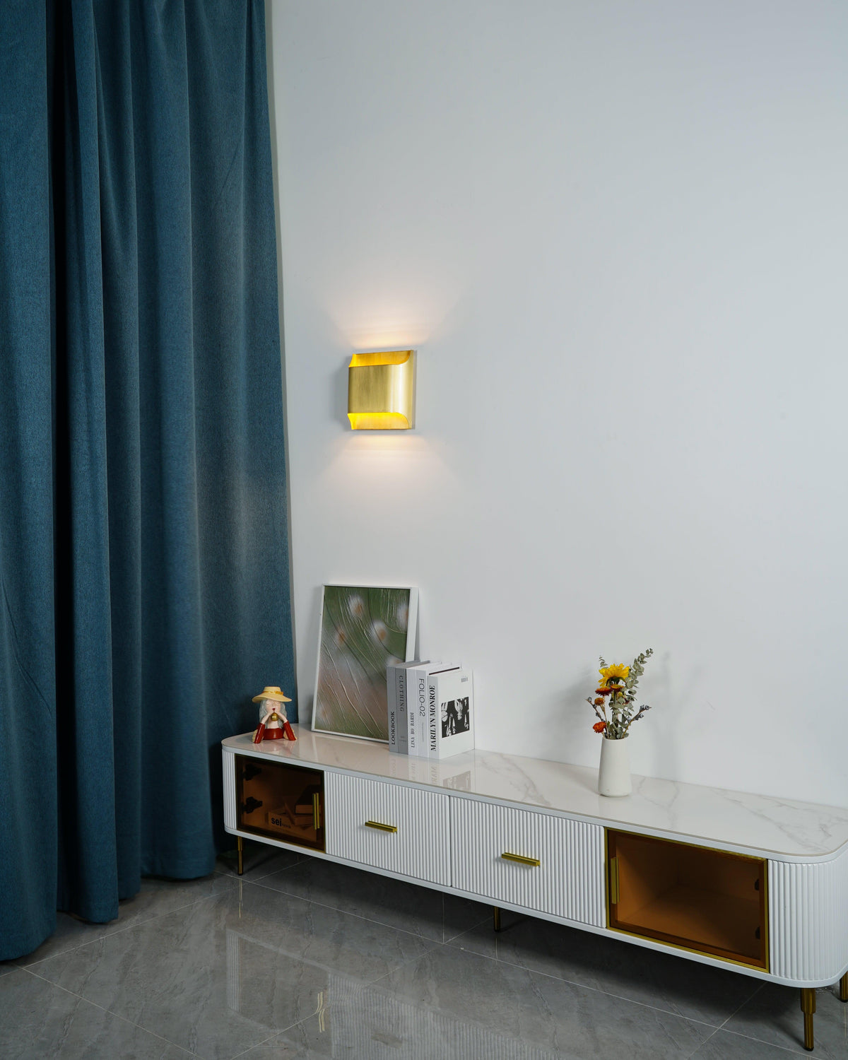Kinkiet Modernistyczny z Metalową Osłoną i Światłem Góra-Dół ##POS:31##
