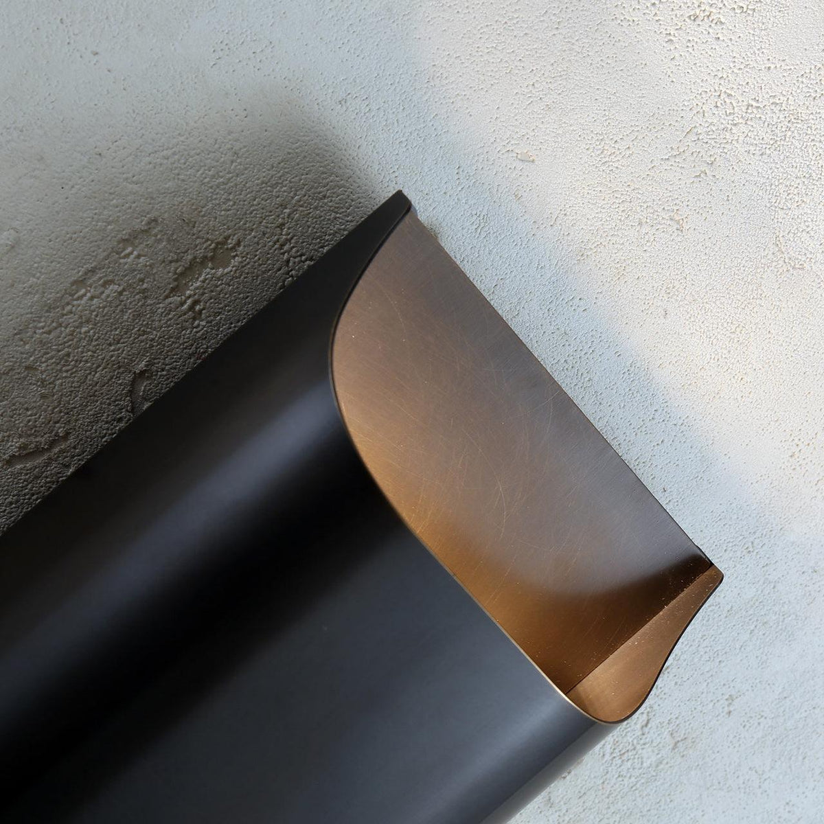 Kinkiet Modernistyczny z Metalową Osłoną i Światłem Góra-Dół ##POS:41##