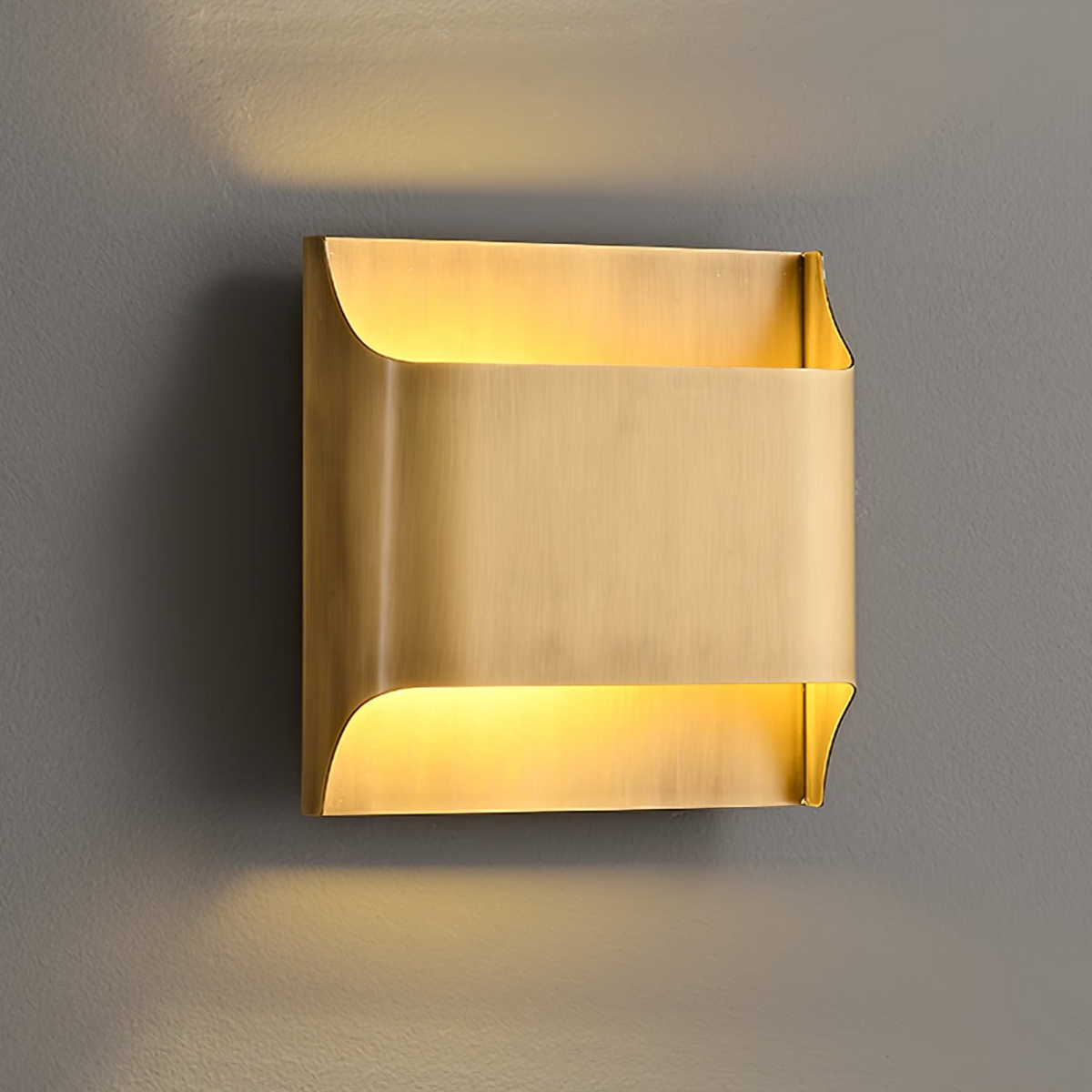 Kinkiet Modernistyczny z Metalową Osłoną i Światłem Góra-Dół ##POS:54##