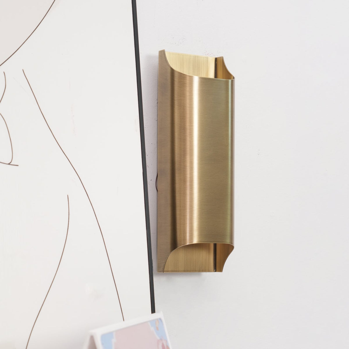 Kinkiet Modernistyczny z Metalową Osłoną i Światłem Góra-Dół ##POS:85##