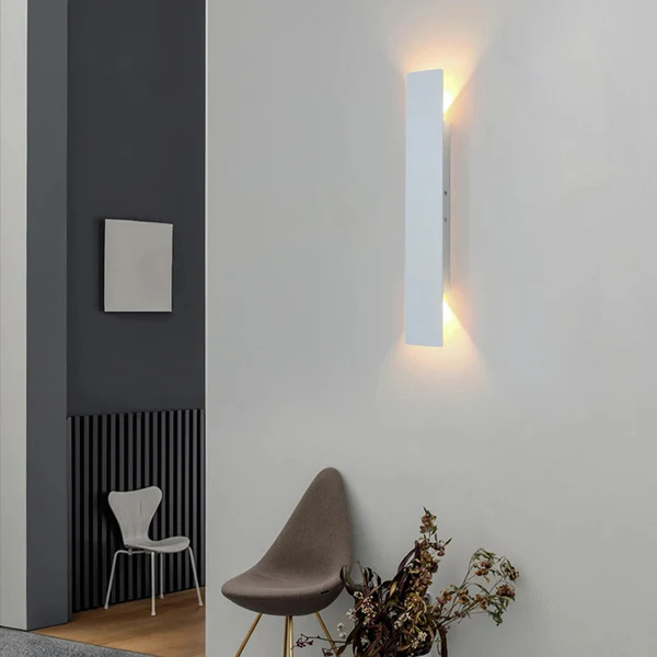 Kinkiet Zewnętrzny Minimalistyczny z Dwukierunkowym Światłem i Zintegrowanym LED