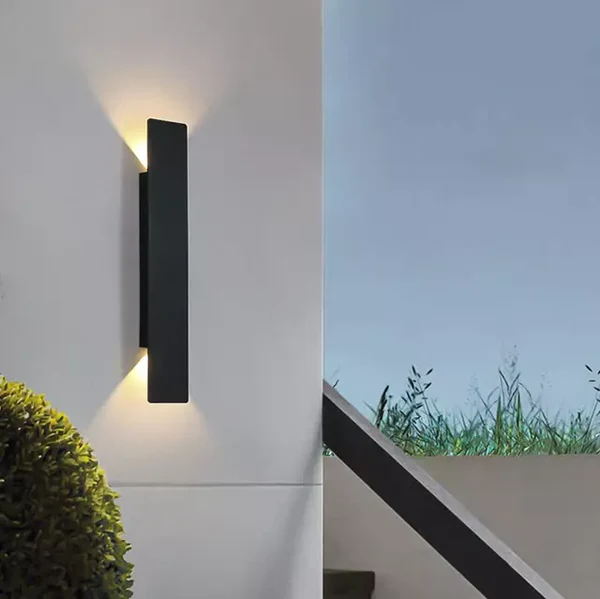 Kinkiet Zewnętrzny Minimalistyczny z Dwukierunkowym Światłem i Zintegrowanym LED