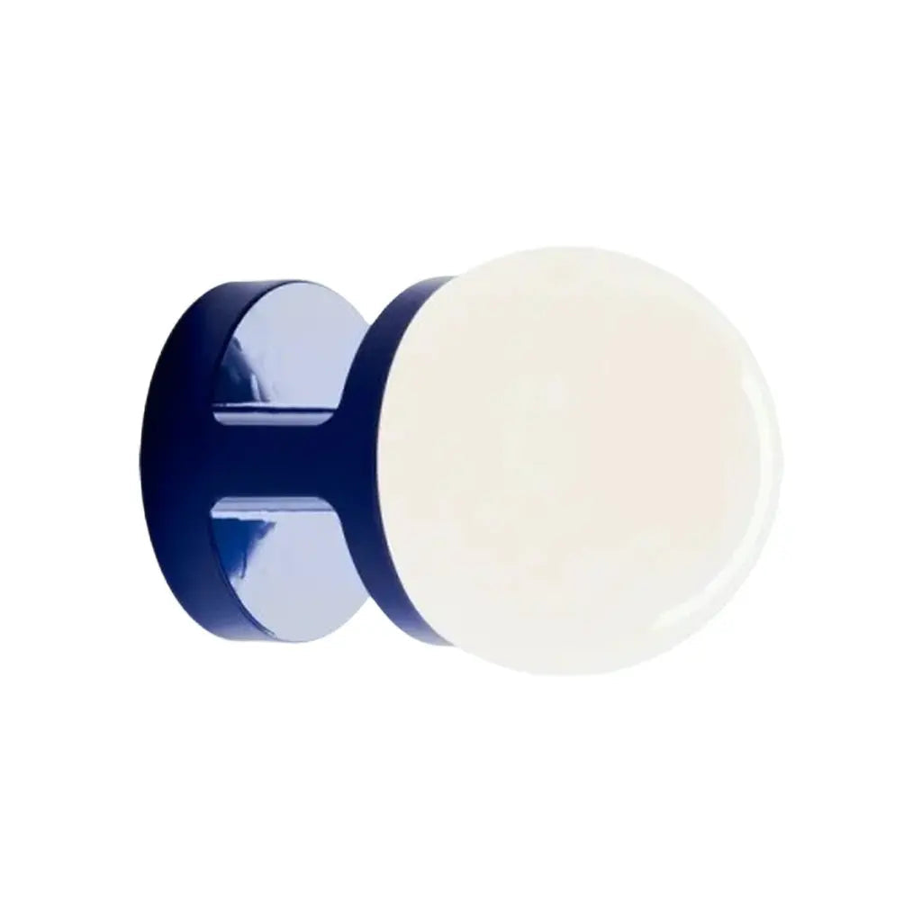 Lampa Ścienna Modern z Kloszem Kulowym i Ceramiczną Podstawą