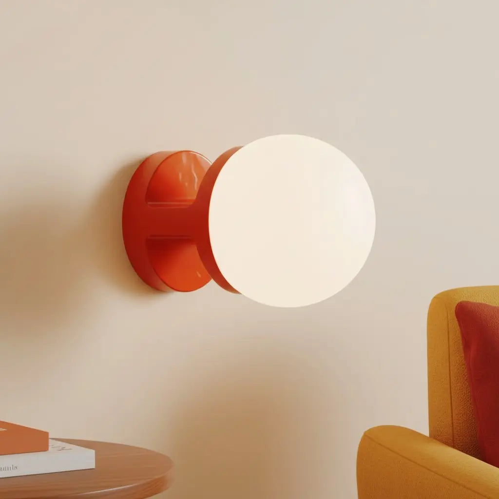 Lampa Ścienna Modern z Kloszem Kulowym i Ceramiczną Podstawą