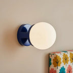 Lampa Ścienna Modern z Kloszem Kulowym i Ceramiczną Podstawą