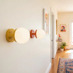 Lampa Ścienna Modern z Kloszem Kulowym i Ceramiczną Podstawą