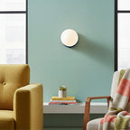 Lampa Ścienna Modern z Kloszem Kulowym i Ceramiczną Podstawą