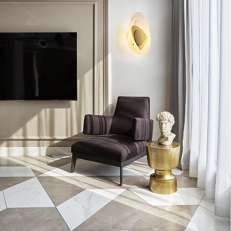 Lampa Ścienna Nowoczesna ze Szklanym Kloszem i Metalowym Detalem