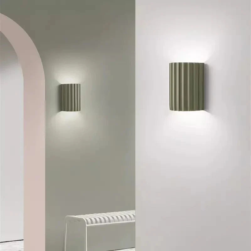 Lampa Ścienna Skandynawska z Pofalowanym Kloszem i Dwukierunkowym Światłem