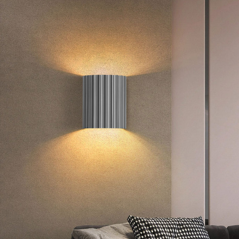 Lampa Ścienna Skandynawska z Pofalowanym Kloszem i Dwukierunkowym Światłem