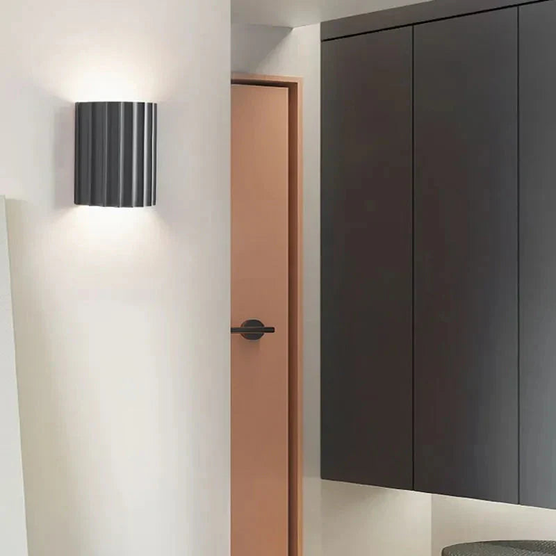 Lampa Ścienna Skandynawska z Pofalowanym Kloszem i Dwukierunkowym Światłem