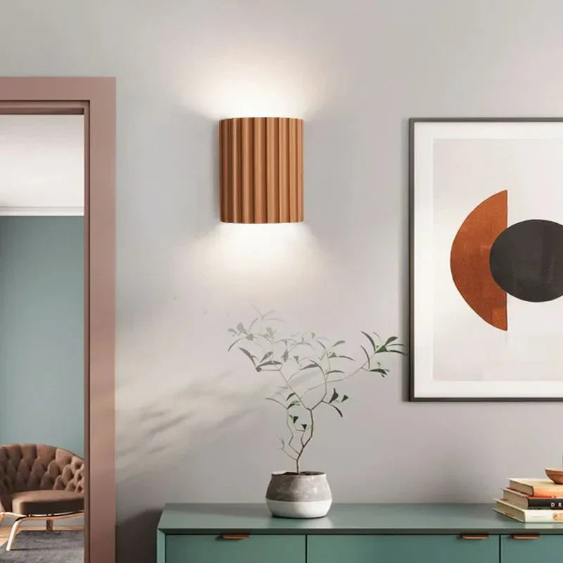 Lampa Ścienna Skandynawska z Pofalowanym Kloszem i Dwukierunkowym Światłem