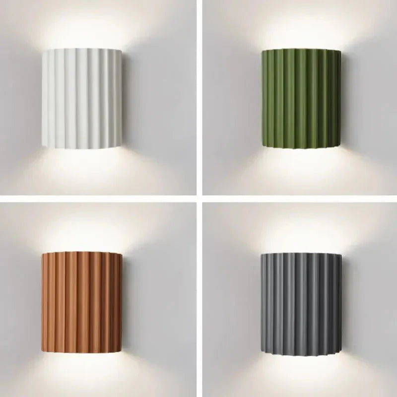 Lampa Ścienna Skandynawska z Pofalowanym Kloszem i Dwukierunkowym Światłem