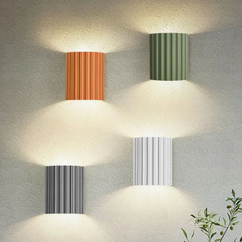 Lampa Ścienna Skandynawska z Pofalowanym Kloszem i Dwukierunkowym Światłem
