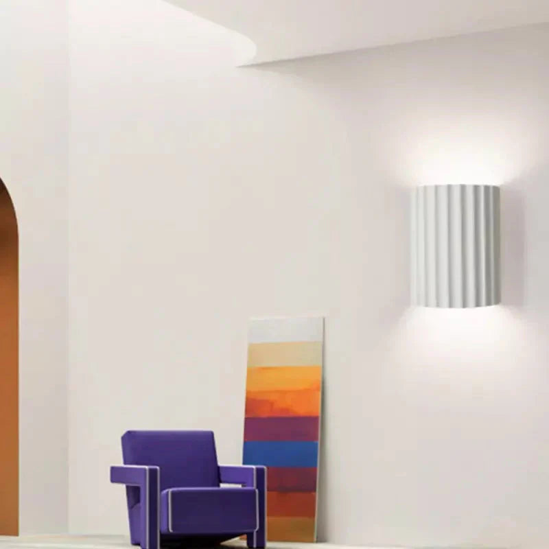 Lampa Ścienna Skandynawska z Pofalowanym Kloszem i Dwukierunkowym Światłem