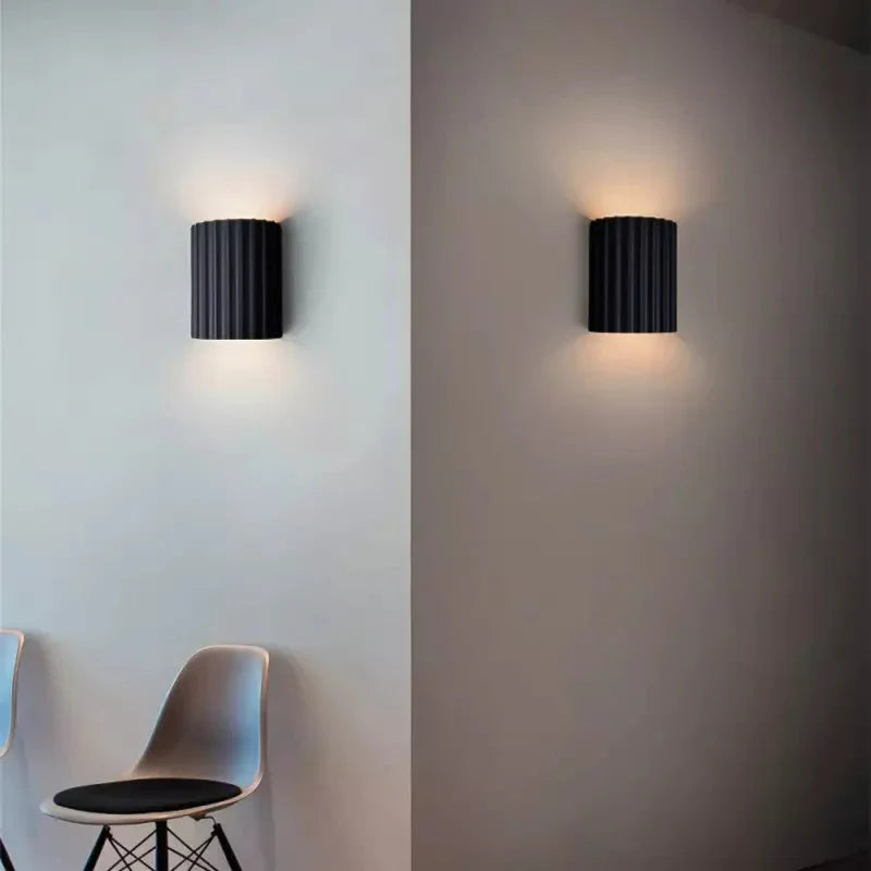 Lampa Ścienna Skandynawska z Pofalowanym Kloszem i Dwukierunkowym Światłem