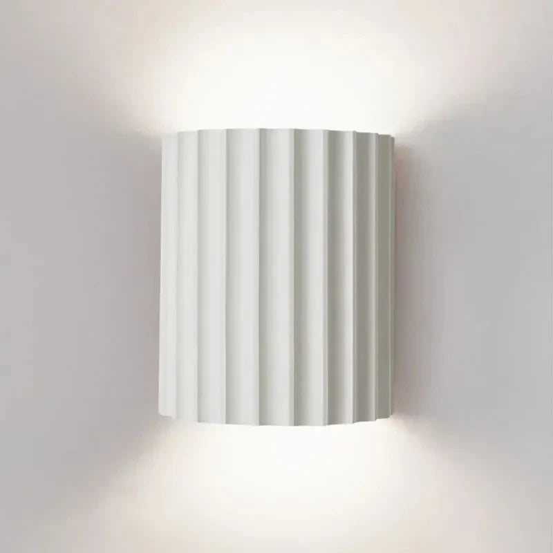 Lampa Ścienna Skandynawska z Pofalowanym Kloszem i Dwukierunkowym Światłem