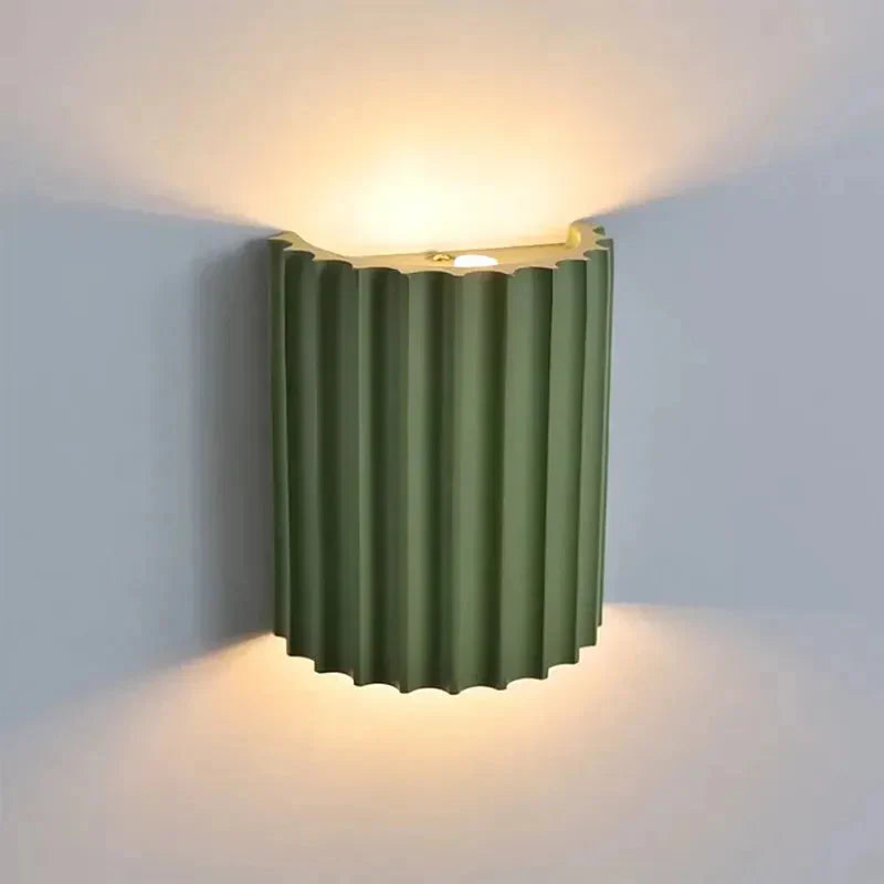 Lampa Ścienna Skandynawska z Pofalowanym Kloszem i Dwukierunkowym Światłem