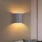 Lampa Ścienna Skandynawska z Pofalowanym Kloszem i Dwukierunkowym Światłem