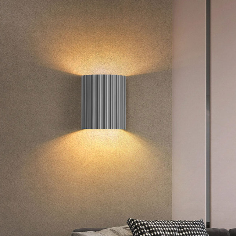 Lampa Ścienna Skandynawska z Pofalowanym Kloszem i Dwukierunkowym Światłem