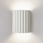 Lampa Ścienna Skandynawska z Pofalowanym Kloszem i Dwukierunkowym Światłem