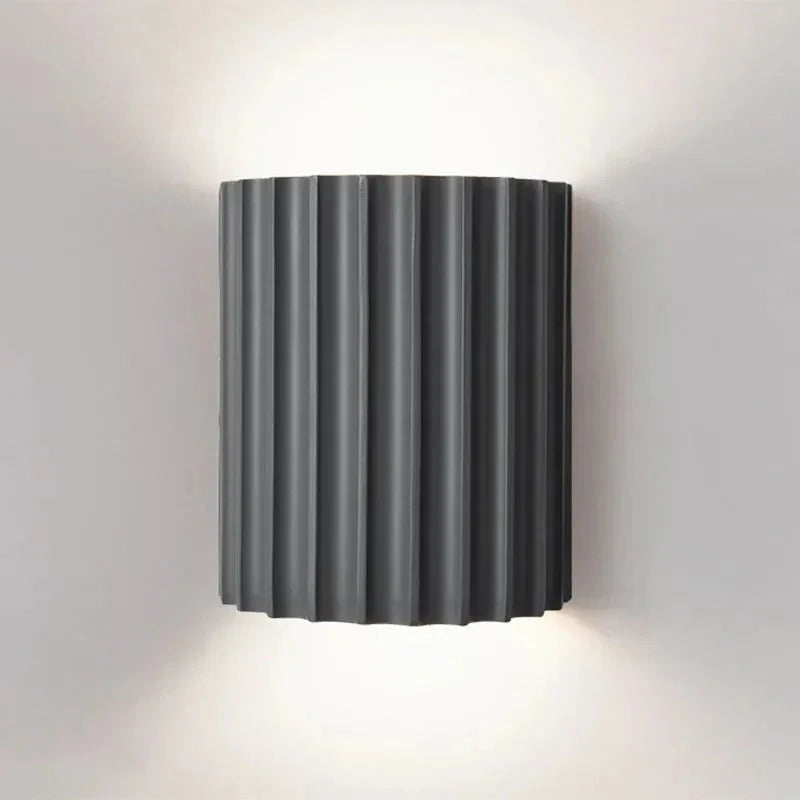 Lampa Ścienna Skandynawska z Pofalowanym Kloszem i Dwukierunkowym Światłem