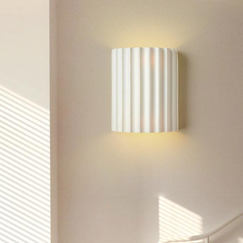 Lampa Ścienna Skandynawska z Pofalowanym Kloszem i Dwukierunkowym Światłem