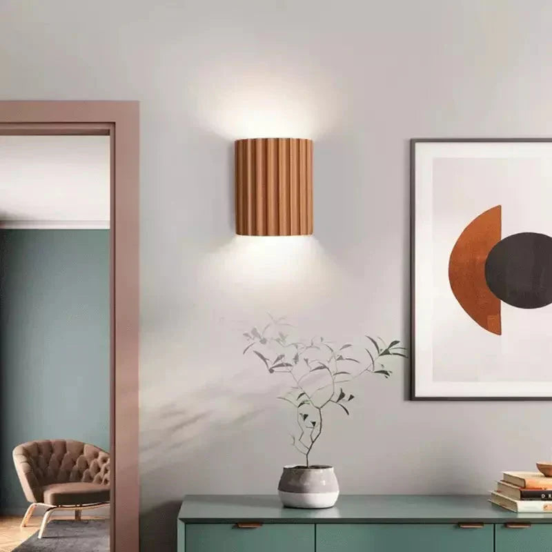Lampa Ścienna Skandynawska z Pofalowanym Kloszem i Dwukierunkowym Światłem