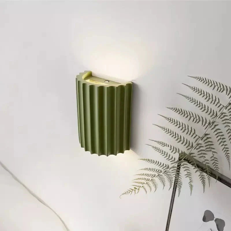 Lampa Ścienna Skandynawska z Pofalowanym Kloszem i Dwukierunkowym Światłem
