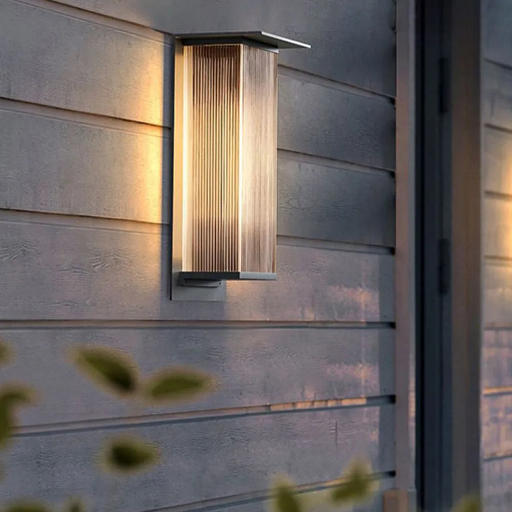Lampa Ścienna Zewnętrzna Nowoczesna z Ryflowanym Kloszem Akrylowym