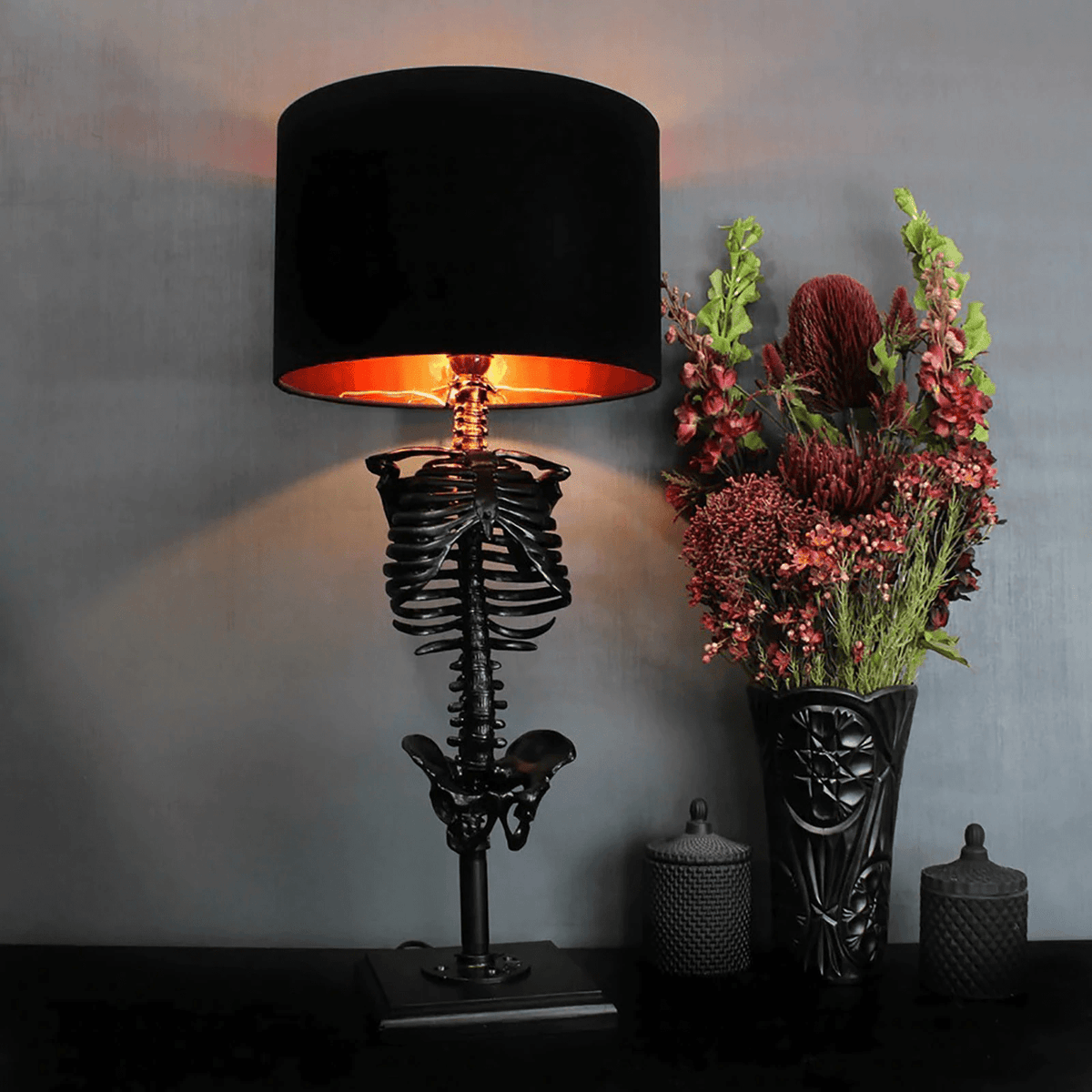 Lampa Stołowa Gotycka ze Szkieletem i Czarnym Abażurem